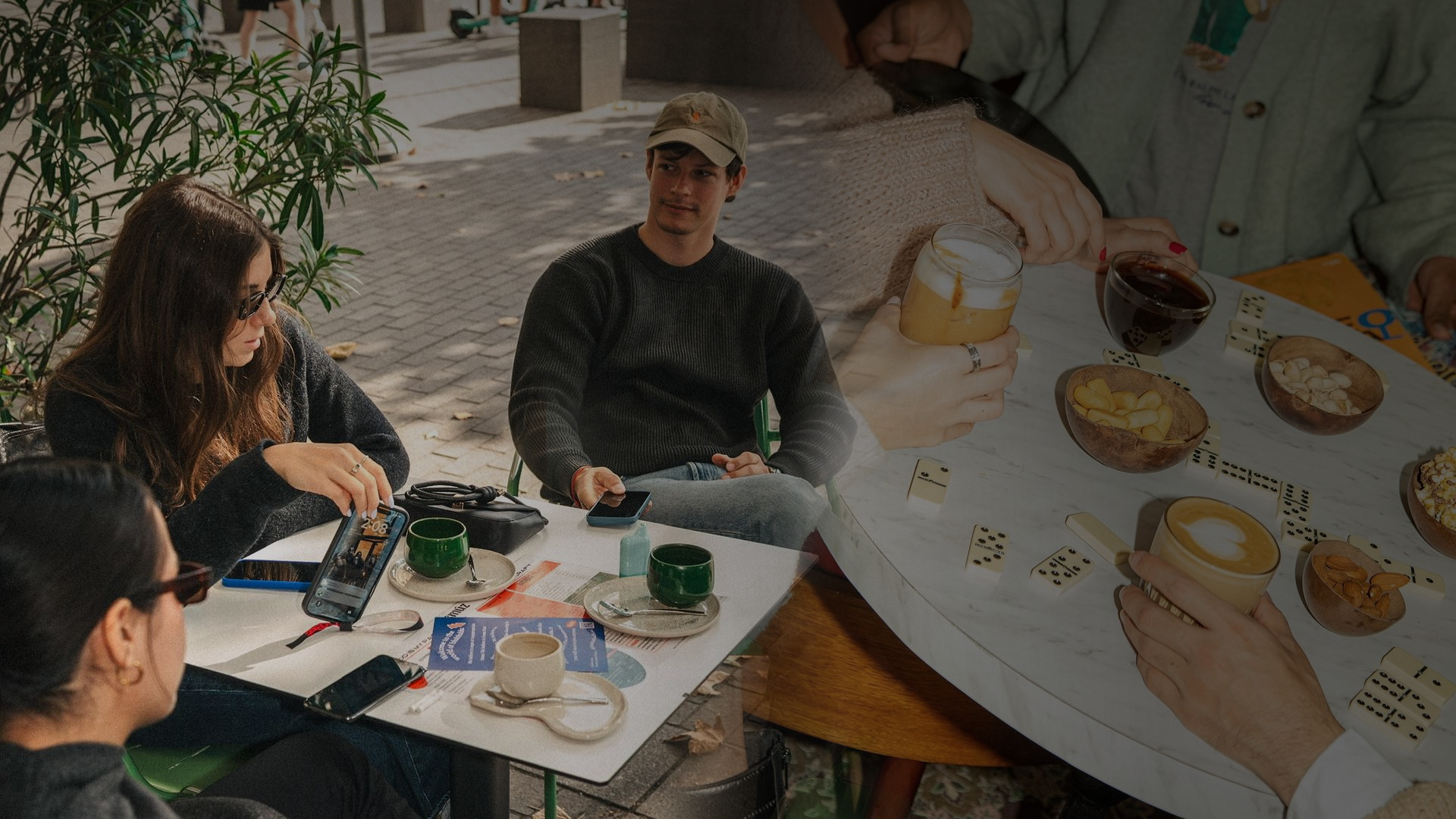 Personas disfrutando un momento de café en un encuentro